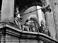 1985-002  1 maja 1985  Jawor, Rynek  Obchody 1 maja - Święto Pracy     Władze miasta, partii i przedstawiciele zakładów pracy na ganku przy wejściu głównym do ratusza.  Od lewej: Marian Stasiulewicz, Janusz Agdana - I sekretarz Komitetu Miejskiego Polskiej Zjednoczonej Partii Robotniczej (KM PZPR), Jan Pacak.