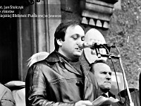 1985-003  1 maja 1985  Jawor, Rynek  Obchody 1 maja - Święto Pracy     Władze miasta, partii i przedstawiciele zakładów pracy na ganku przy wejściu głównym do ratusza.  Przemawia: Janusz Agdan - I sekretarz Komitetu Miejskiego Polskiej Zjednoczonej Partii Robotniczej (KM PZPR).