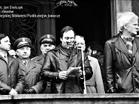 1985-004  1 maja 1985  Jawor, Rynek  Obchody 1 maja - Święto Pracy     Władze miasta, partii i przedstawiciele zakładów pracy na ganku przy wejściu głównym do ratusza.  Od lewej Marian Stasiulewicz, Grzegorz Dominik, Mieczyczysław Kłodzinski, Janusz Agdan - I sekretarz Komitetu Miejskiego Polskiej Zjednoczonej Partii Robotniczej (KM PZPR), Jan Białek - naczelnik miasta, Jan Pacak.