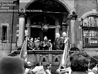 1985-005  1 maja 1985  Jawor, Rynek  Obchody 1 maja - Święto Pracy     Władze miasta, partii i przedstawiciele zakładów pracy na ganku przy wejściu głównym do ratusza.  Od lewej Marian Stasiulewicz, Grzegorz Dominik, Mieczyczysław Kłodzinski, Janusz Agdan - I sekretarz Komitetu Miejskiego Polskiej Zjednoczonej Partii Robotniczej (KM PZPR), Jan Pacak.