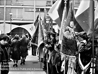 1985-006  1 maja 1985  Jawor, Rynek  Obchody 1 maja - Święto Pracy     Poczty sztandarowe oraz uczestnicy pochodu oczekujący na rozpoczęcie przemarszu.