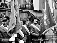 1985-007  1 maja 1985  Jawor, Rynek  Obchody 1 maja - Święto Pracy     Poczty sztandarowe przed wejściem głównym do ratusza.
