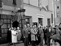 1985-008  1 maja 1985  Jawor, Rynek  Obchody 1 maja - Święto Pracy     Uczestnicy pochodu oczekujący na rozpoczęcie przemarszu.  Przedstawiciele kombatantów.  Od lewej: (?), Józef Sudelski, z tyłu Józef Ryznar , Józef Wróblewski, Mirosław Agdan.