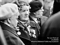 1985-009  1 maja 1985  Jawor, Rynek  Obchody 1 maja - Święto Pracy     Uczestnicy pochodu oczekujący na rozpoczęcie przemarszu.  Przedstawiciele kombatantów.