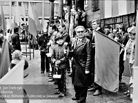 1985-010  1 maja 1985  Jawor, Rynek  Obchody 1 maja - Święto Pracy     Uczestnicy pochodu oczekujący na rozpoczęcie przemarszu.