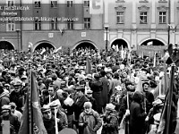 1985-011  1 maja 1985  Jawor, Rynek  Obchody 1 maja - Święto Pracy     Uczestnicy pochodu oczekujący na rozpoczęcie przemarszu.