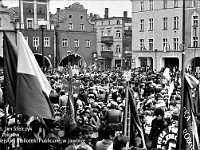 1985-012  1 maja 1985  Jawor, Rynek  Obchody 1 maja - Święto Pracy     Uczestnicy pochodu oczekujący na rozpoczęcie przemarszu.