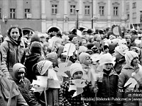 1985-014  1 maja 1985  Jawor, Rynek  Obchody 1 maja - Święto Pracy     Uczestnicy pochodu oczekujący na rozpoczęcie przemarszu.  Uczniowie Szkoły Podstawowej nr 1.
