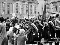 1985-015  1 maja 1985  Jawor, Rynek  Obchody 1 maja - Święto Pracy     Uczestnicy pochodu oczekujący na rozpoczęcie przemarszu.  Poczet sztandarowy i uczniowie Zespołu Szkół Zawodowych.
