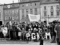 1985-016  1 maja 1985  Jawor, Rynek  Obchody 1 maja - Święto Pracy     Uczestnicy pochodu oczekujący na rozpoczęcie przemarszu.  Pracownicy Przedsiębiorstwa Gospodarki Komunalnej i Mieszkaniowej (PGKiM).