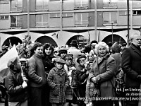 1985-017  1 maja 1985  Jawor, Rynek  Obchody 1 maja - Święto Pracy     Uczestnicy pochodu oczekujący na rozpoczęcie przemarszu.