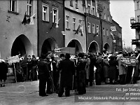 1985-018  1 maja 1985  Jawor, Rynek  Obchody 1 maja - Święto Pracy     Uczestnicy pochodu oczekujący na rozpoczęcie przemarszu.  Pracownicy Spółdzielni Pracy Inwalidów "Inprodus" oraz Spółdzielni Pracy Krawieckiej im. Obrońców Pokoju.