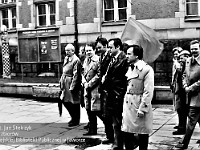 1985-019  1 maja 1985  Jawor, Rynek  Obchody 1 maja - Święto Pracy     Przedstawiciele władz miasta wyruszający na trasę przemarszu w kierunku trybuny honorowej.  Od lewej: Jan Białek - naczelnik miasta, (?), (?), Jerzy Radzio, Janusz Agdan - I sekretarz Komitetu Miejskiego Polskiej Zjednoczonej Partii Robotniczej (KM PZPR), Marian Stasiulewicz.