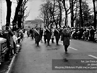 1985-020  1 maja 1985  Jawor, ul. Wyszyńskiego (dawn. Rapackiego)   Obchody 1 maja - Święto Pracy     Uczestnicy pochodu zmierzający w kierunku trybuny honorowej.   Na czele: Grzegorz Dominik.