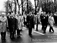 1985-021  1 maja 1985  Jawor, ul. Wyszyńskiego (dawn. Rapackiego)   Obchody 1 maja - Święto Pracy     Uczestnicy pochodu zmierzający w kierunku trybuny honorowej.   Przedstawiciele władz miasta.  W pierwszym rzędzie od lewej: Jan Białek - naczelnik miasta, (?), (?), Jerzy Radzio, Janusz Agdan - I sekretarz Komitetu Miejskiego Polskiej Zjednoczonej Partii Robotniczej (KM PZPR), Marian Stasiulewicz.