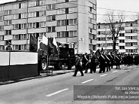 1985-022  1 maja 1985  Jawor, ul. Wyszyńskiego (dawn. Rapackiego)   Obchody 1 maja - Święto Pracy     Uczestnicy pochodu zbliżający się do trybuny honorowej.