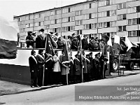 1985-023  1 maja 1985  Jawor, ul. Wyszyńskiego (dawn. Rapackiego)   Obchody 1 maja - Święto Pracy     Przedstawiciele władz miasta na trybunie honorowej.  W pierwszym rzędzie od lewej: Jan Białek - naczelnik miasta, (?), (?), Jerzy Radzio, Janusz Agdan - I sekretarz Komitetu Miejskiego Polskiej Zjednoczonej Partii Robotniczej (KM PZPR), Marian Stasiulewicz.