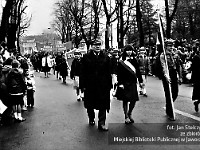 1985-024  1 maja 1985  Jawor, ul. Wyszyńskiego (dawn. Rapackiego)   Obchody 1 maja - Święto Pracy     Uczestnicy pochodu zmierzający w kierunku trybuny honorowej.   Pierwszy z lewej: Klemens Grzybowski - harcmistrz Związku Harcerstwa Polskiego (ZHP).