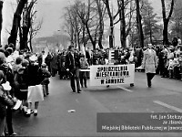 1985-026  1 maja 1985  Jawor, ul. Wyszyńskiego (dawn. Rapackiego)   Obchody 1 maja - Święto Pracy     Uczestnicy pochodu zmierzający w kierunku trybuny honorowej.   Pracownicy Spółdzielni Mieszkaniowej Lokatorsko-Własnościowej.