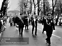 1985-027  1 maja 1985  Jawor, ul. Wyszyńskiego (dawn. Rapackiego)   Obchody 1 maja - Święta Pracy     Poch?d.