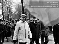 1985-028  1 maja 1985  Jawor, ul. Wyszyńskiego (dawn. Rapackiego)   Obchody 1 maja - Święto Pracy     Uczestnicy pochodu zmierzający w kierunku trybuny honorowej.