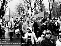 1985-029  1 maja 1985  Jawor, ul. Wyszyńskiego (dawn. Rapackiego)   Obchody 1 maja - Święto Pracy     Uczestnicy pochodu zmierzający w kierunku trybuny honorowej.