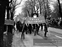 1985-030  1 maja 1985  Jawor, ul. Wyszyńskiego (dawn. Rapackiego)   Obchody 1 maja - Święto Pracy     Uczestnicy pochodu zmierzający w kierunku trybuny honorowej.   Przedstawiciele gminy Paszowice.