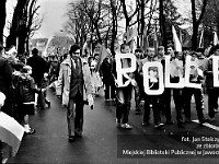 1985-031  1 maja 1985  Jawor, ul. Wyszyńskiego (dawn. Rapackiego)   Obchody 1 maja - Święto Pracy     Uczestnicy pochodu zmierzający w kierunku trybuny honorowej.   Pracownicy Jaworskich Zakładów Chemii Gospodarczej "Pollena".   Pierwszy od lewej: Mieczysław Pacholczyk.