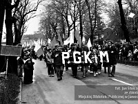 1985-032  1 maja 1985  Jawor, ul. Wyszyńskiego (dawn. Rapackiego)   Obchody 1 maja - Święto Pracy     Uczestnicy pochodu zmierzający w kierunku trybuny honorowej.   Pracownicy Przedsiębiorstwa Gospodarki Komunalnej i Mieszkaniowej (PGKiM).