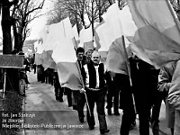 1985-033  1 maja 1985  Jawor, ul. Wyszyńskiego (dawn. Rapackiego)   Obchody 1 maja - Święto Pracy     Uczestnicy pochodu zmierzający w kierunku trybuny honorowej.