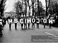 1985-034  1 maja 1985  Jawor, ul. Wyszyńskiego (dawn. Rapackiego)   Obchody 1 maja - Święto Pracy     Uczestnicy pochodu zmierzający w kierunku trybuny honorowej.   Przedstawiciele gminy Mściwojów.