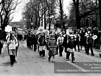 1985-035  1 maja 1985  Jawor, ul. Wyszyńskiego (dawn. Rapackiego)   Obchody 1 maja - Święto Pracy     Uczestnicy pochodu zmierzający w kierunku trybuny honorowej.   Uczniowie Szkoły Podstawowej nr 2.