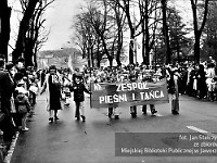 1985-036  1 maja 1985  Jawor, ul. Wyszyńskiego (dawn. Rapackiego)   Obchody 1 maja - Święto Pracy     Uczestnicy pochodu zmierzający w kierunku trybuny honorowej.   Członkowie zespołu pieśni i tańca z Klubu Technika działającego przy Zakładach Kuzienniczych i Maszyn Rolniczych (ZKiMR) "Agromet".