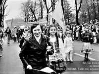 1985-037  1 maja 1985  Jawor, ul. Wyszyńskiego (dawn. Rapackiego)   Obchody 1 maja - Święto Pracy     Uczestnicy pochodu zmierzający w kierunku trybuny honorowej.  z?onkowie Zespo?u Pie?ni i Ta?ca przy Klubie Technika ZK i MR ( Zak?ady Kuziennicze i Maszyn Rolniczych w Jaworze )