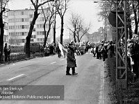 1985-038  1 maja 1985  Jawor, ul. Wyszyńskiego (dawn. Rapackiego)   Obchody 1 maja - Święto Pracy     Uczestnicy pochodu zmierzający w kierunku trybuny honorowej.