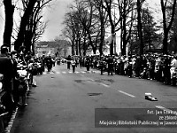 1985-039  1 maja 1985  Jawor, ul. Wyszyńskiego (dawn. Rapackiego)   Obchody 1 maja - Święto Pracy     Uczestnicy pochodu zmierzający w kierunku trybuny honorowej.   Członkowie sekcji modelarskiej  Klubu Technika działającego przy Zakładach Kuzienniczych i Maszyn Rolniczych (ZKiMR) "Agromet".