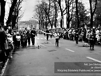 1985-040  1 maja 1985  Jawor, ul. Wyszyńskiego (dawn. Rapackiego)   Obchody 1 maja - Święto Pracy     Uczestnicy pochodu zmierzający w kierunku trybuny honorowej.   Członkowie sekcji modelarskiej  Klubu Technika działającego przy Zakładach Kuzienniczych i Maszyn Rolniczych (ZKiMR) "Agromet".