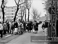 1985-041  1 maja 1985  Jawor, ul. Wyszyńskiego (dawn. Rapackiego)   Obchody 1 maja - Święto Pracy     Uczestnicy pochodu zmierzający w kierunku trybuny honorowej.