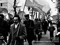 1985-042  1 maja 1985  Jawor, ul. Wyszyńskiego (dawn. Rapackiego)   Obchody 1 maja - Święto Pracy     Uczestnicy pochodu zmierzający w kierunku trybuny honorowej.