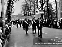 1985-043  1 maja 1985  Jawor, ul. Wyszyńskiego (dawn. Rapackiego)   Obchody 1 maja - Święto Pracy     Uczestnicy pochodu zmierzający w kierunku trybuny honorowej.  Pracownicy Zakładów Kuzienniczych i Maszyn Rolniczych (ZKiMR) "Agromet".