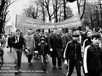 1985-044  1 maja 1985  Jawor, ul. Wyszyńskiego (dawn. Rapackiego)   Obchody 1 maja - Święto Pracy     Uczestnicy pochodu zmierzający w kierunku trybuny honorowej.  Pracownicy Zakładów Kuzienniczych i Maszyn Rolniczych (ZKiMR) "Agromet".