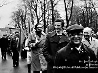 1985-045  1 maja 1985  Jawor, ul. Wyszyńskiego (dawn. Rapackiego)   Obchody 1 maja - Święto Pracy     Uczestnicy pochodu zmierzający w kierunku trybuny honorowej.  Pracownicy Zakładów Kuzienniczych i Maszyn Rolniczych (ZKiMR) "Agromet".