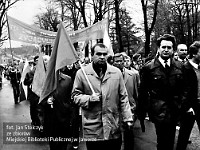 1985-046  1 maja 1985  Jawor, ul. Wyszyńskiego (dawn. Rapackiego)   Obchody 1 maja - Święto Pracy     Uczestnicy pochodu zmierzający w kierunku trybuny honorowej.  Pracownicy Zakładów Kuzienniczych i Maszyn Rolniczych (ZKiMR) "Agromet".