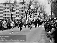 1985-047  1 maja 1985  Jawor, ul. Wyszyńskiego (dawn. Rapackiego)   Obchody 1 maja - Święto Pracy     Uczestnicy pochodu zmierzający w kierunku trybuny honorowej.