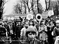 1985-048  1 maja 1985  Jawor, ul. Wyszyńskiego (dawn. Rapackiego)   Obchody 1 maja - Święto Pracy     Uczestnicy pochodu zmierzający w kierunku trybuny honorowej.
