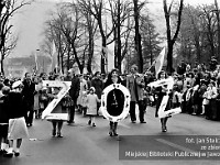 1985-049  1 maja 1985  Jawor, ul. Wyszyńskiego (dawn. Rapackiego)   Obchody 1 maja - Święto Pracy     Uczestnicy pochodu zmierzający w kierunku trybuny honorowej.  Pracownicy Zakładu Opieki Zdrowotnej.