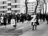 1985-050  1 maja 1985  Jawor, ul. Wyszyńskiego (dawn. Rapackiego)   Obchody 1 maja - Święta Pracy     Poch?d. Zak?ad Opieki Zdrowotnej, pracownicy