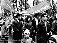 1985-051  1 maja 1985  Jawor, ul. Wyszyńskiego (dawn. Rapackiego)   Obchody 1 maja - Święto Pracy     Uczestnicy pochodu zmierzający w kierunku trybuny honorowej.