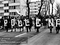 1985-052  1 maja 1985  Jawor, ul. Wyszyńskiego (dawn. Rapackiego)   Obchody 1 maja - Święto Pracy     Uczestnicy pochodu zmierzający w kierunku trybuny honorowej.  Pracownicy Jaworskich Zakładów Chemii Gospodarczej "Pollena".
