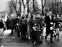 1985-053  1 maja 1985  Jawor, ul. Wyszyńskiego (dawn. Rapackiego)   Obchody 1 maja - Święto Pracy     Uczestnicy pochodu zmierzający w kierunku trybuny honorowej.
